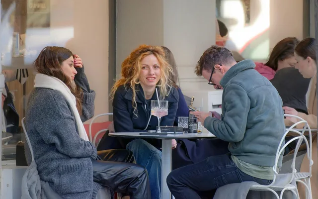 people, restaurant, friends, dining, young, sitting, outdoors, entertainment, relaxation, lifestyle, urban. Micro influencers for UK restaurants: choosing a tier