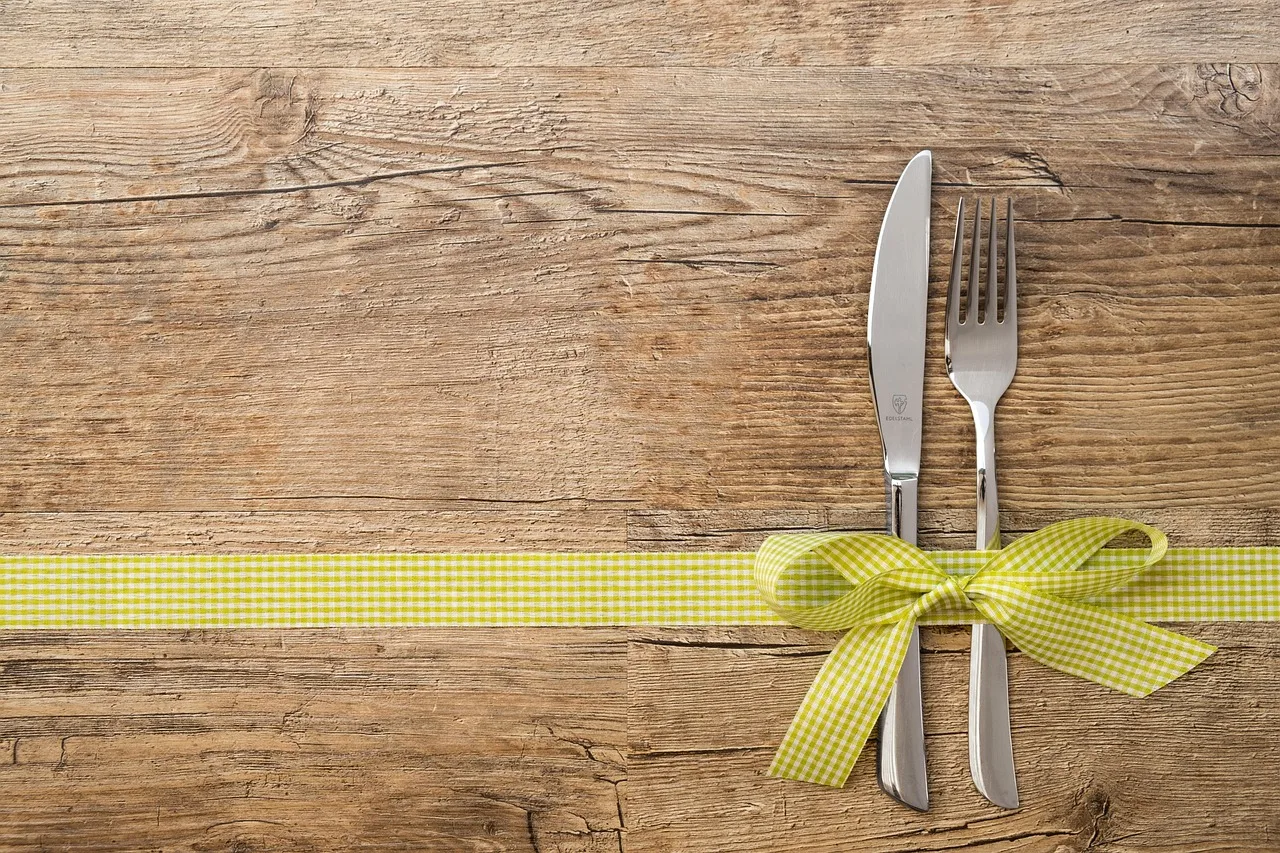 map, postcard, congratulation, date of birth, coupon, meal, meal voucher, restaurant, restaurant voucher, cutlery, knife, fork, ribbon, loop, gift, give a gift, gift voucher, invitation, restaurant, restaurant, restaurant, restaurant, restaurant, cutlery, fork, fork